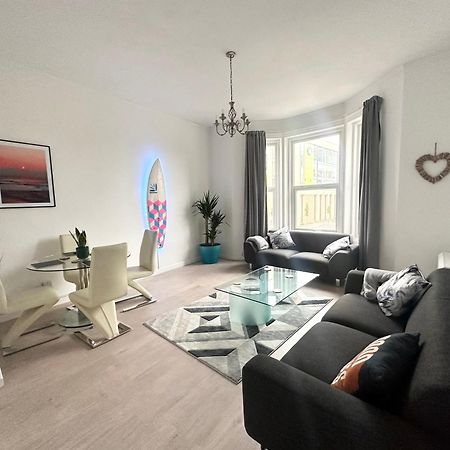 The City Surfer Apartment - By Coastline Retreats - Parking Included - Sleeps 5 - City Centre Bournemouth Eksteriør bilde