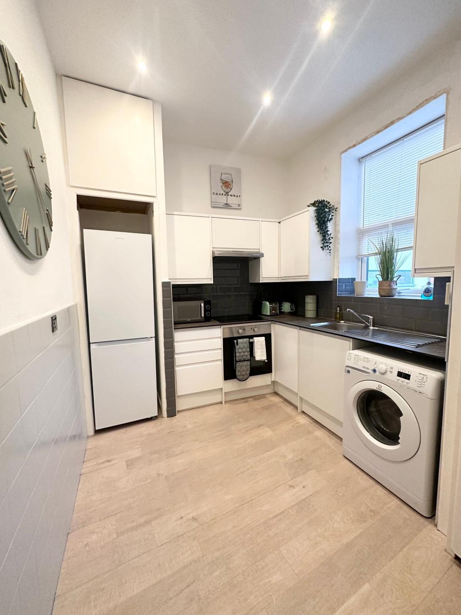 The City Surfer Apartment - By Coastline Retreats - Parking Included - Sleeps 5 - City Centre Bournemouth Eksteriør bilde