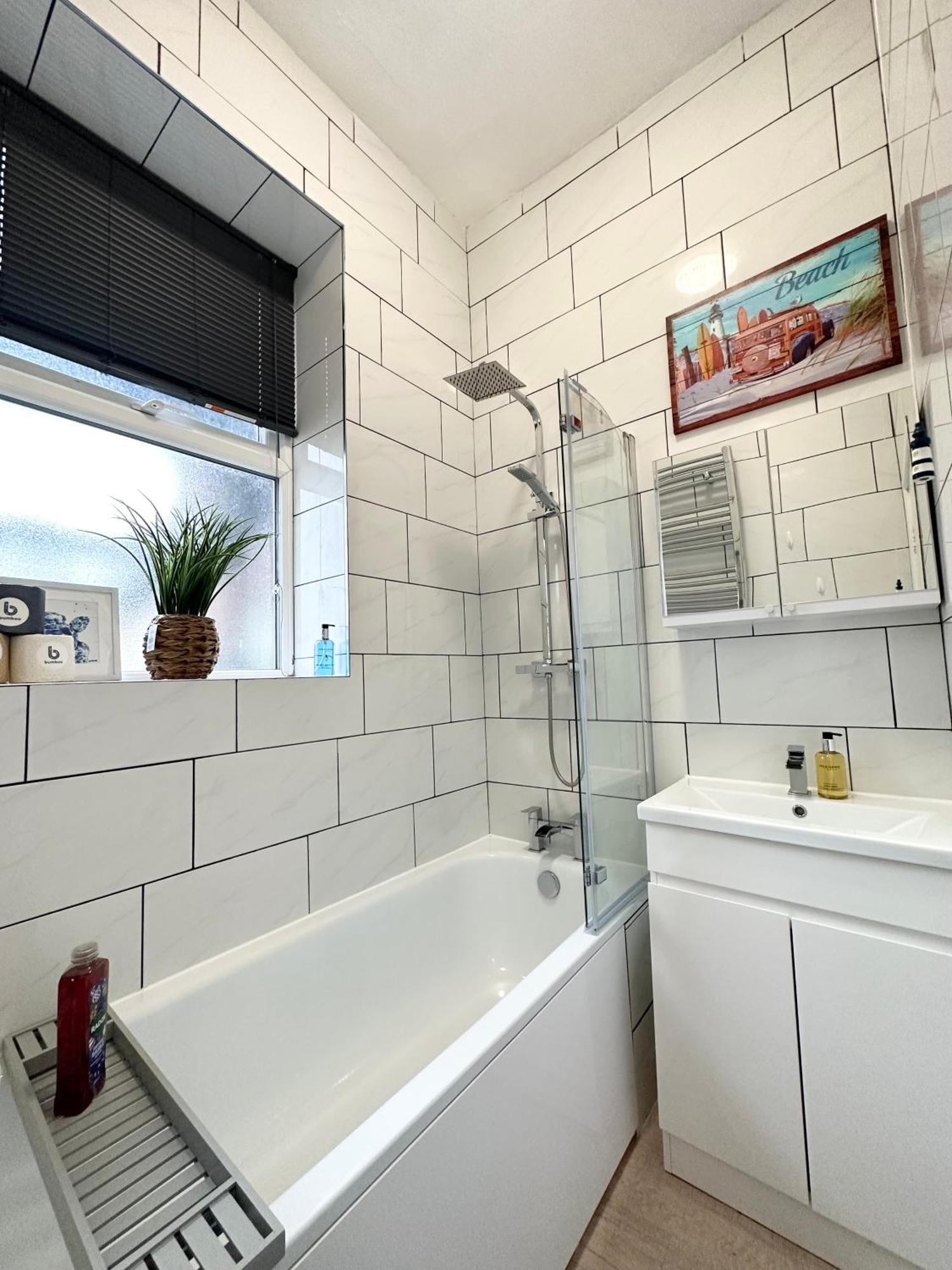 The City Surfer Apartment - By Coastline Retreats - Parking Included - Sleeps 5 - City Centre Bournemouth Eksteriør bilde