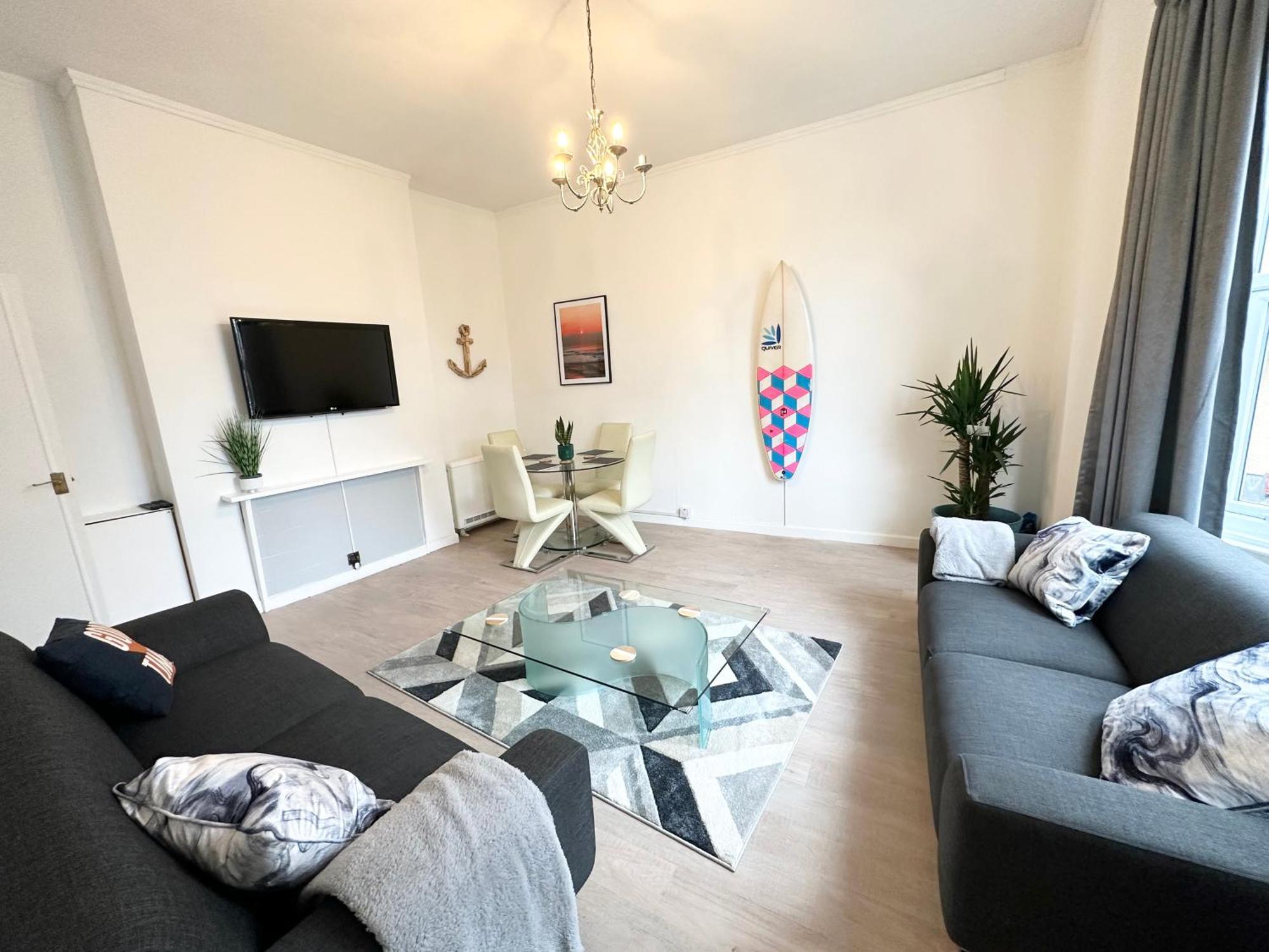 The City Surfer Apartment - By Coastline Retreats - Parking Included - Sleeps 5 - City Centre Bournemouth Eksteriør bilde