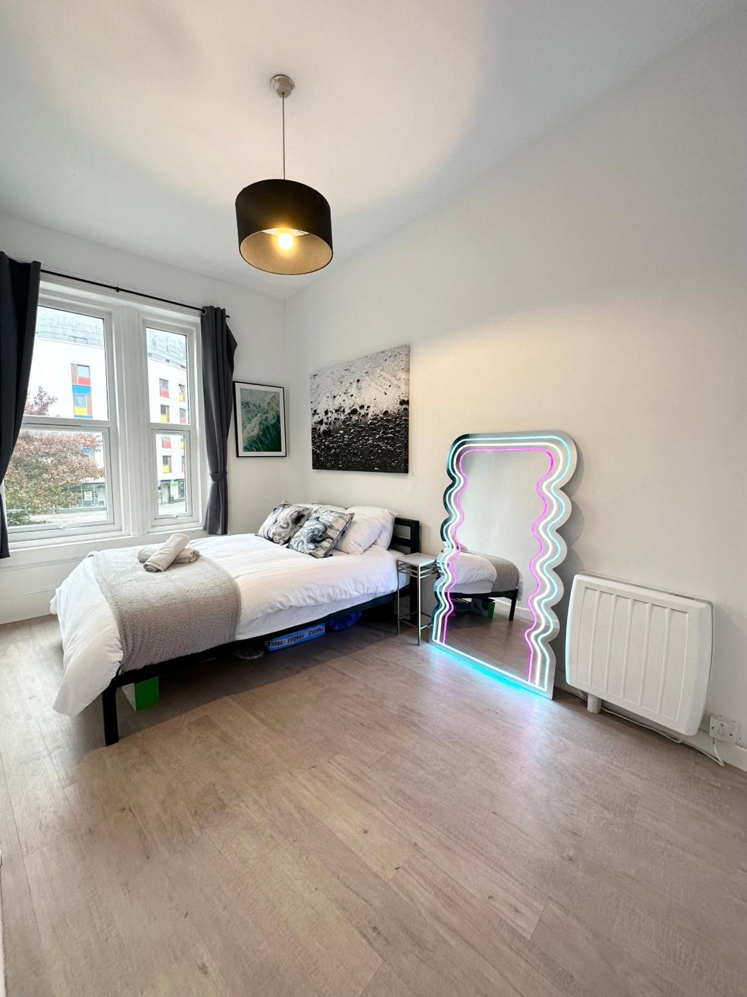 The City Surfer Apartment - By Coastline Retreats - Parking Included - Sleeps 5 - City Centre Bournemouth Eksteriør bilde