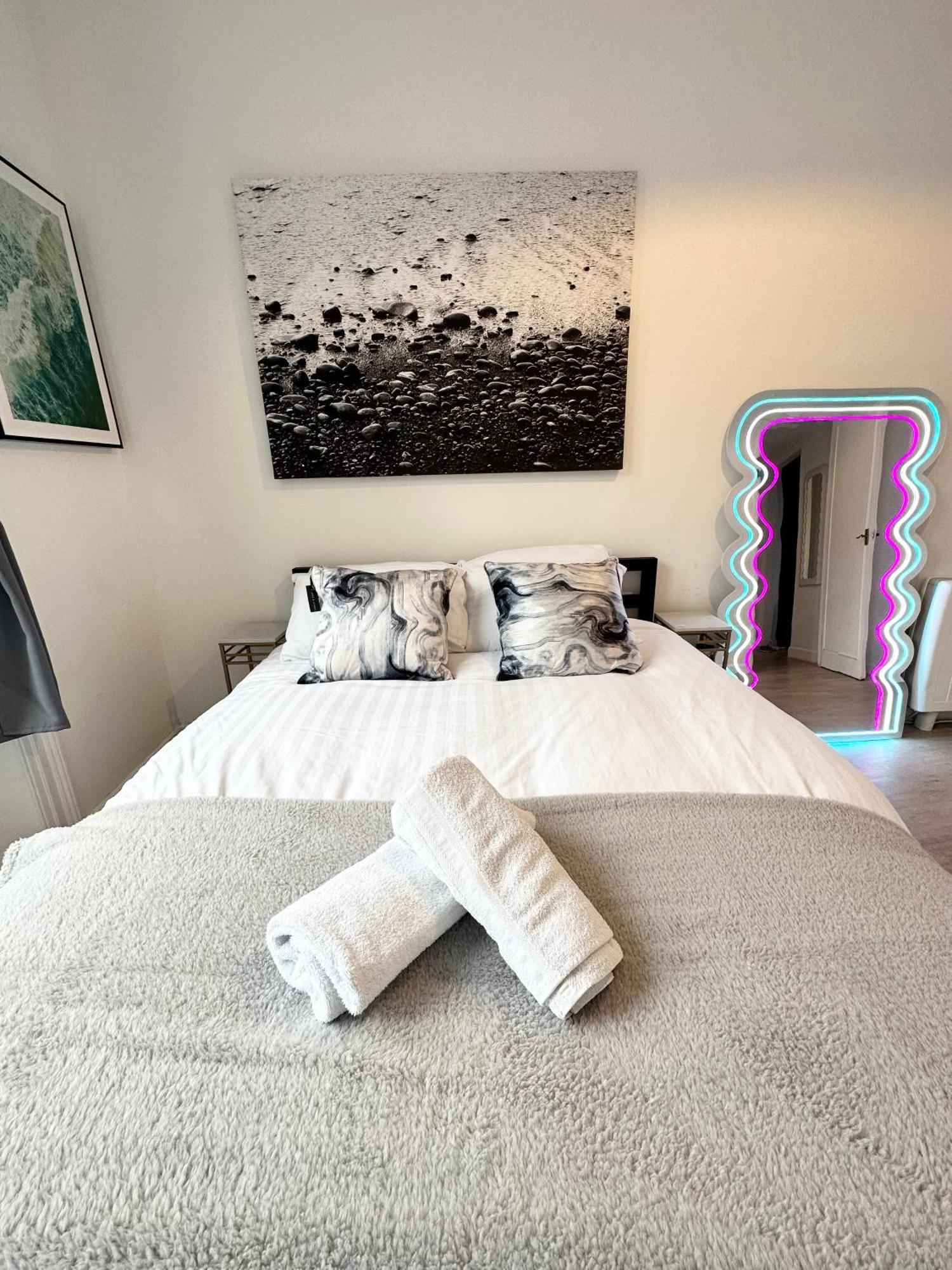The City Surfer Apartment - By Coastline Retreats - Parking Included - Sleeps 5 - City Centre Bournemouth Eksteriør bilde