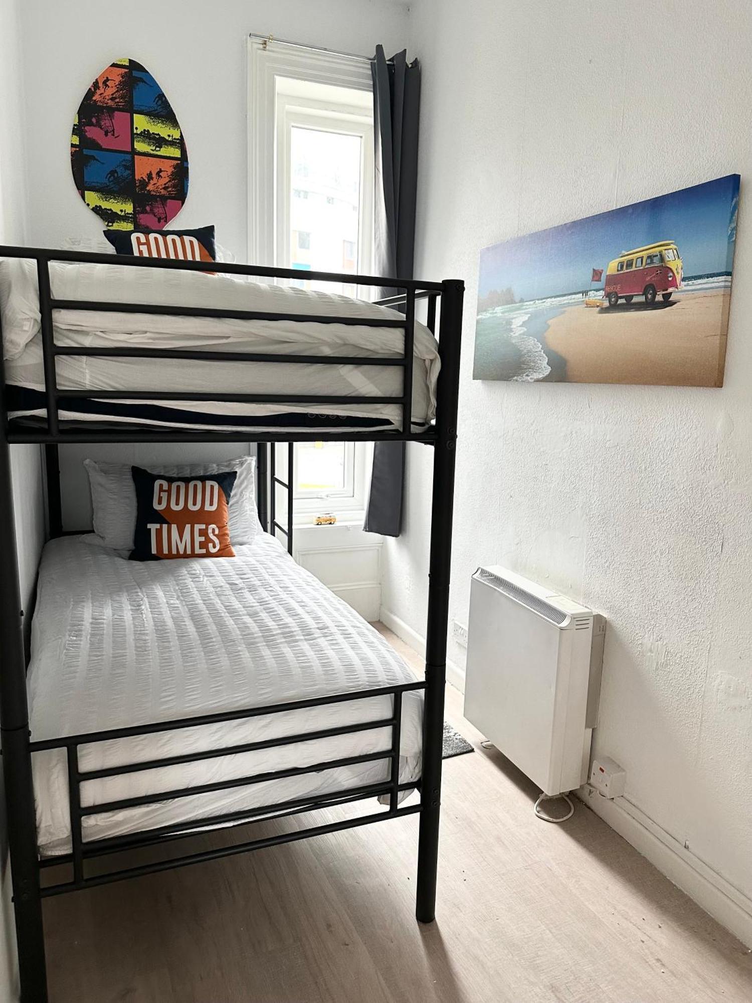 The City Surfer Apartment - By Coastline Retreats - Parking Included - Sleeps 5 - City Centre Bournemouth Eksteriør bilde