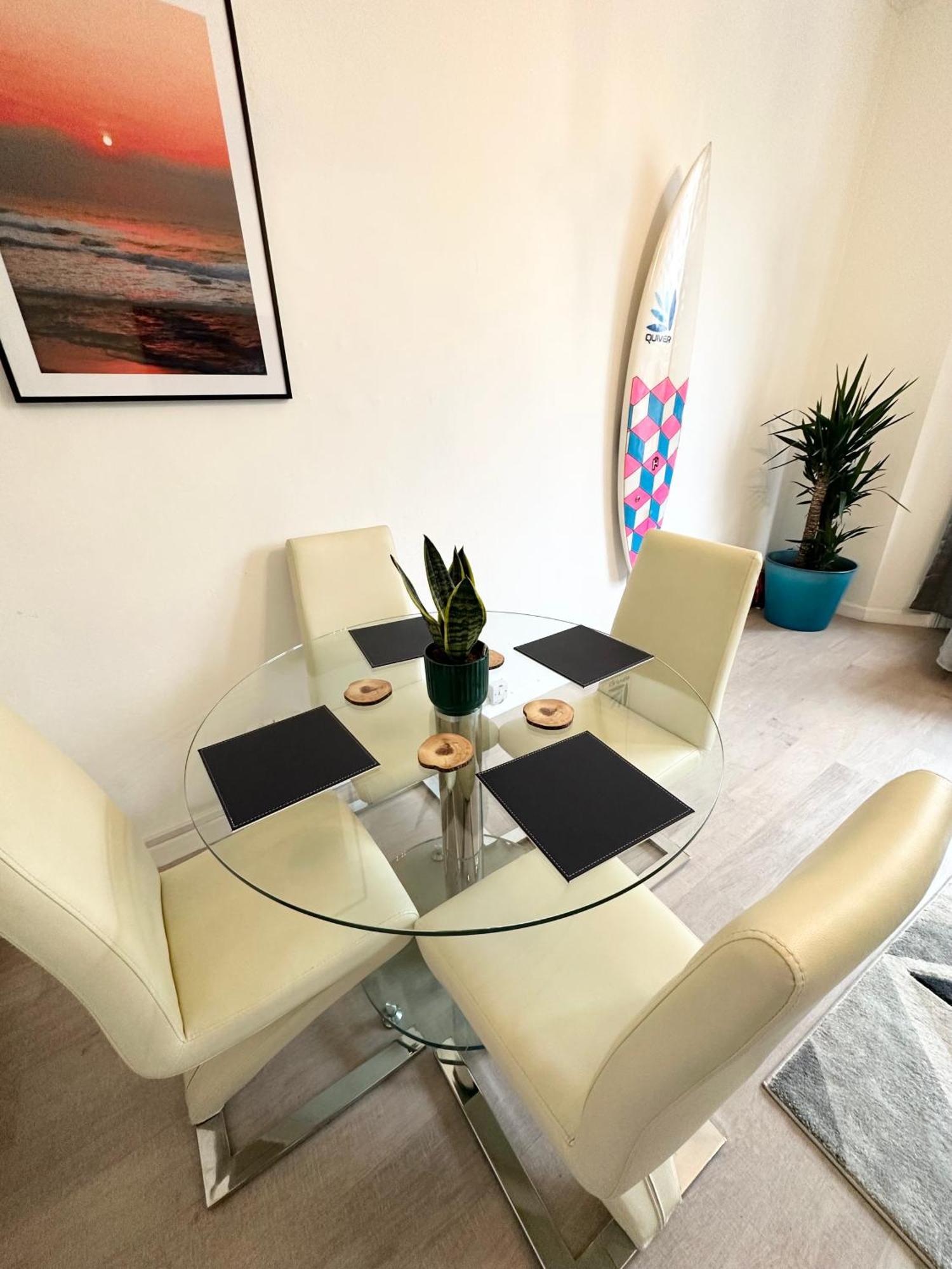 The City Surfer Apartment - By Coastline Retreats - Parking Included - Sleeps 5 - City Centre Bournemouth Eksteriør bilde
