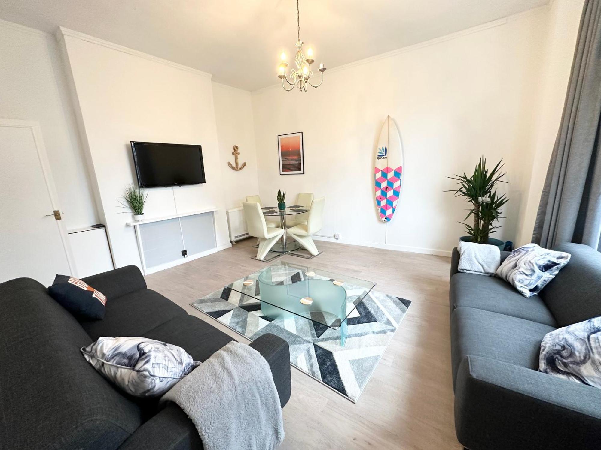 The City Surfer Apartment - By Coastline Retreats - Parking Included - Sleeps 5 - City Centre Bournemouth Eksteriør bilde
