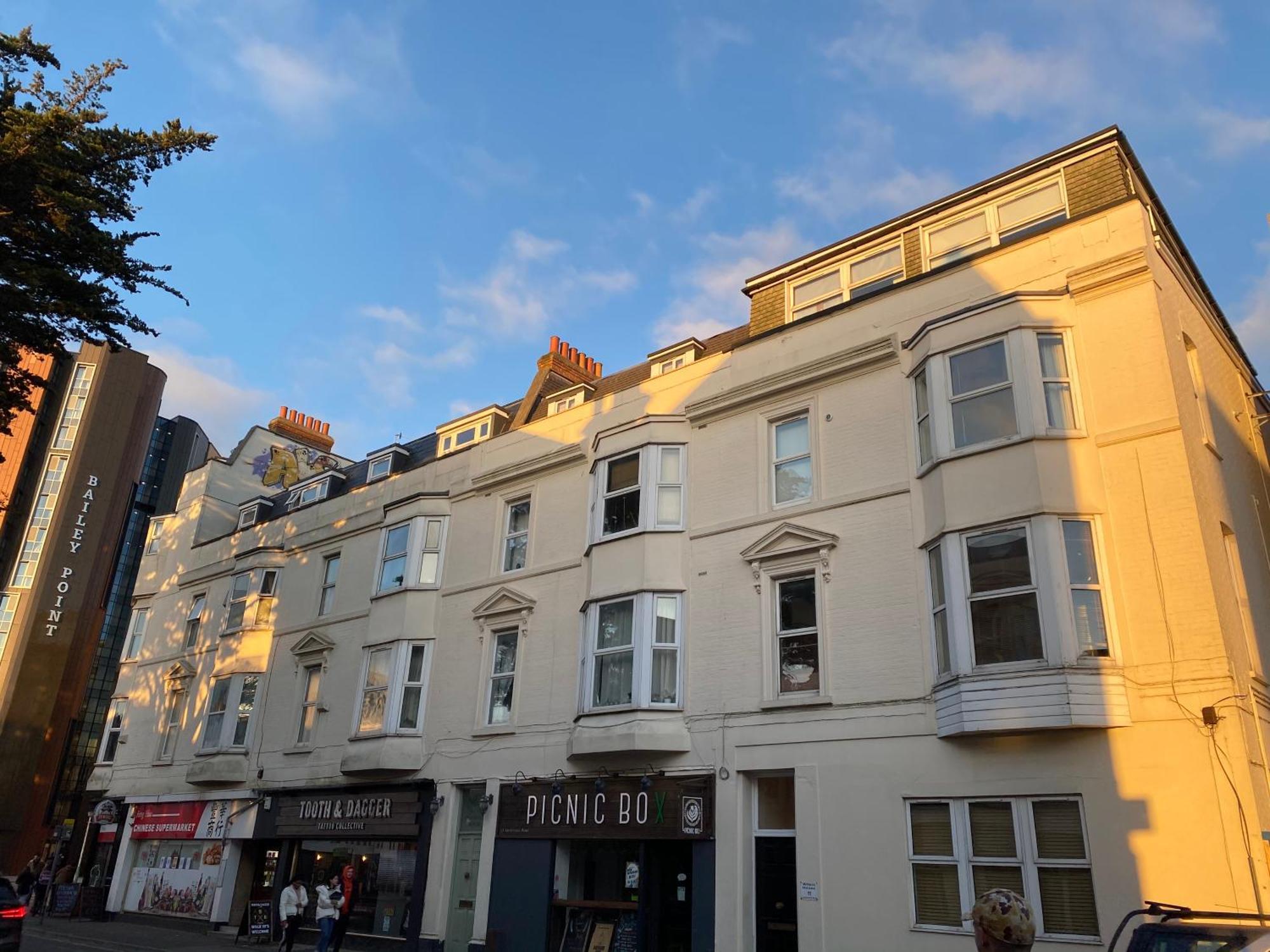 The City Surfer Apartment - By Coastline Retreats - Parking Included - Sleeps 5 - City Centre Bournemouth Eksteriør bilde